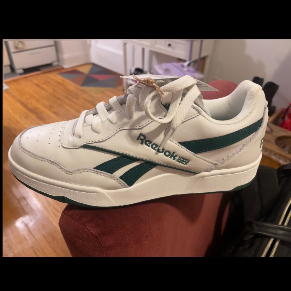 NWT Reebok BB 4000 II sneakers in chalk with green detail.